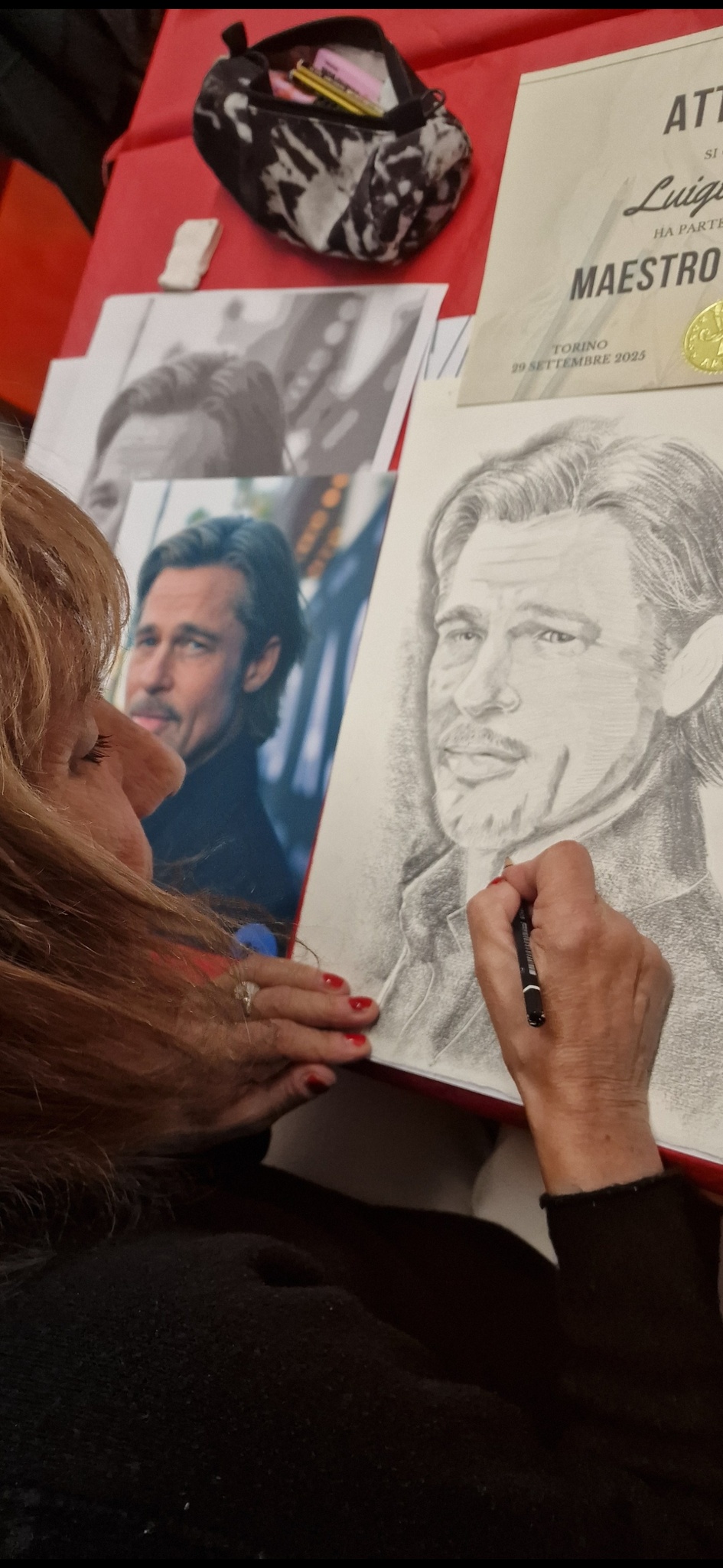 Allieva del corso Maestro del Ritratto disegna il ritratto di Brad Pitt