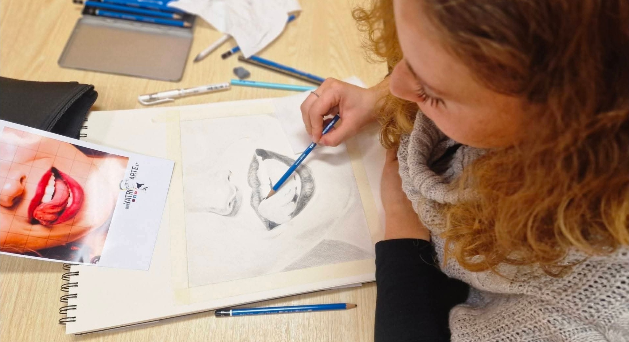 Allieva del corso Maestro del Ritratto disegna labbra
