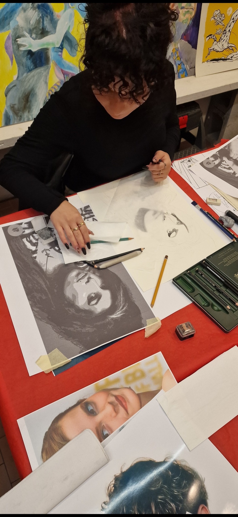 Allieva del corso Maestro del Ritratto con materiali da disegno