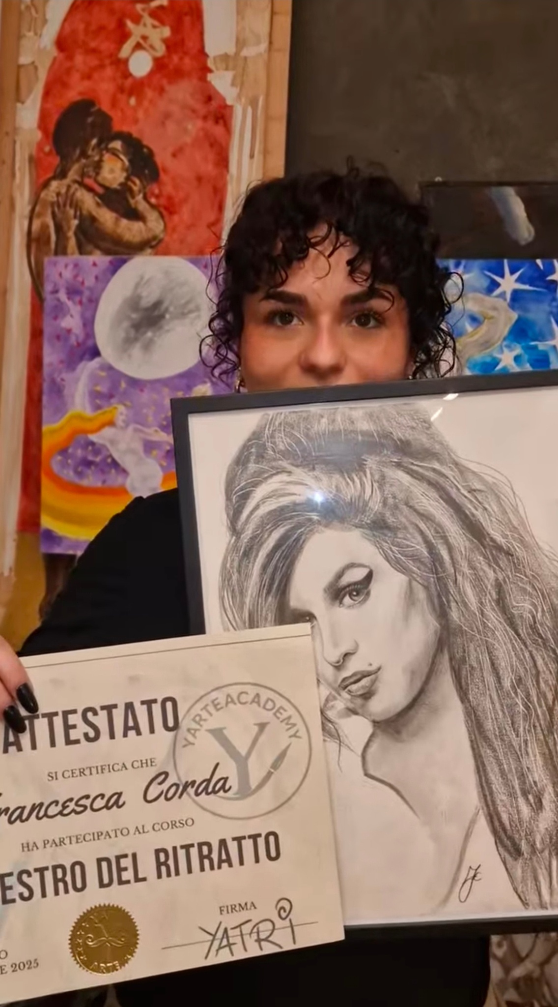 Allieva con attestato e ritratto del corso Maestro del Ritratto