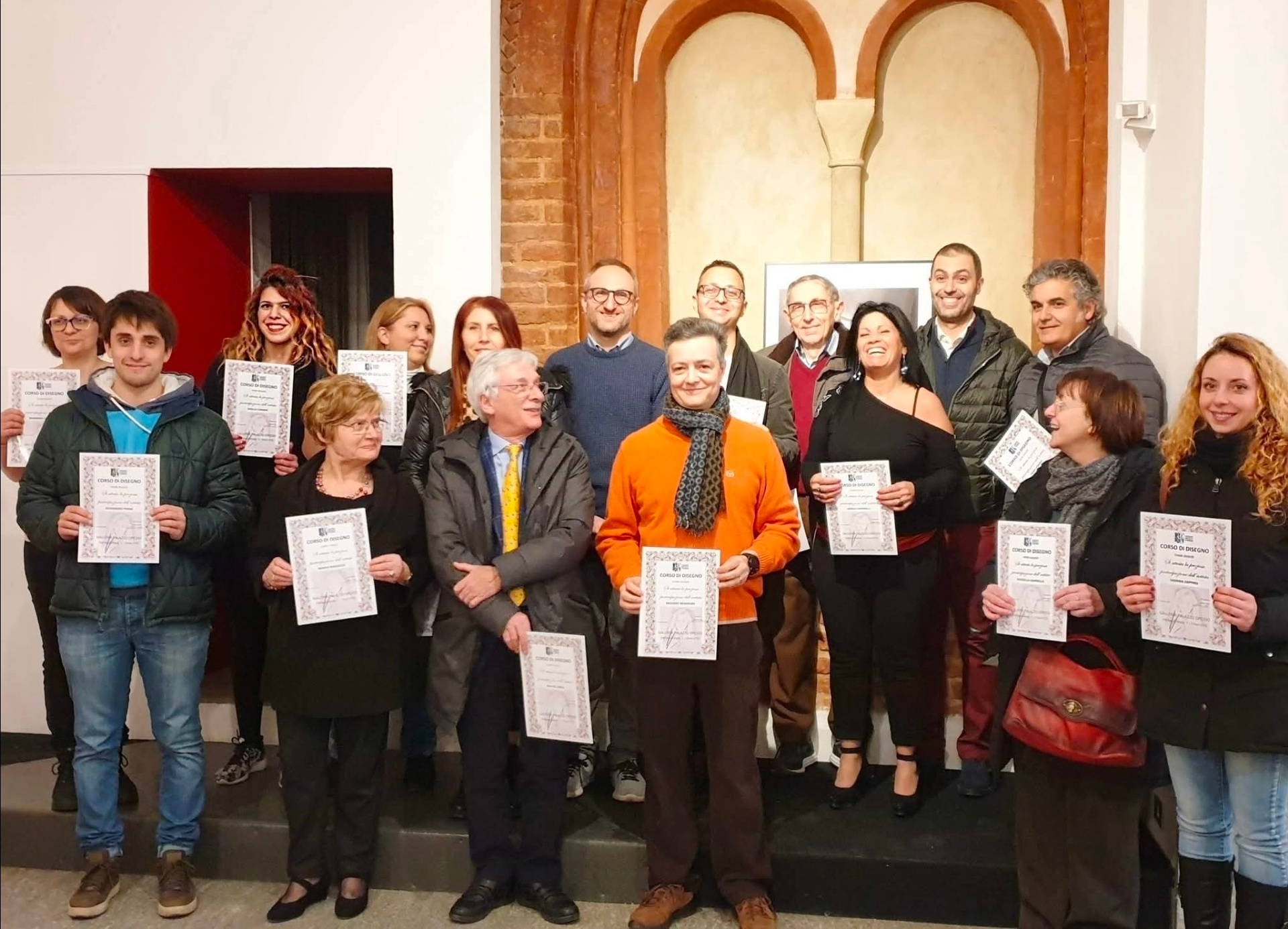 Gruppo di allievi del corso Maestro del Ritratto con i loro certificati