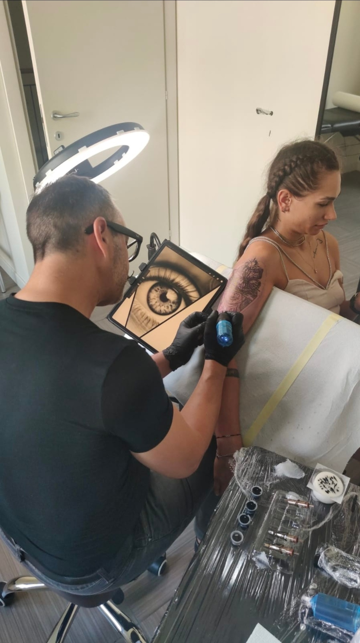 Yatri al lavoro su tatuaggio realistico con tavoletta grafica