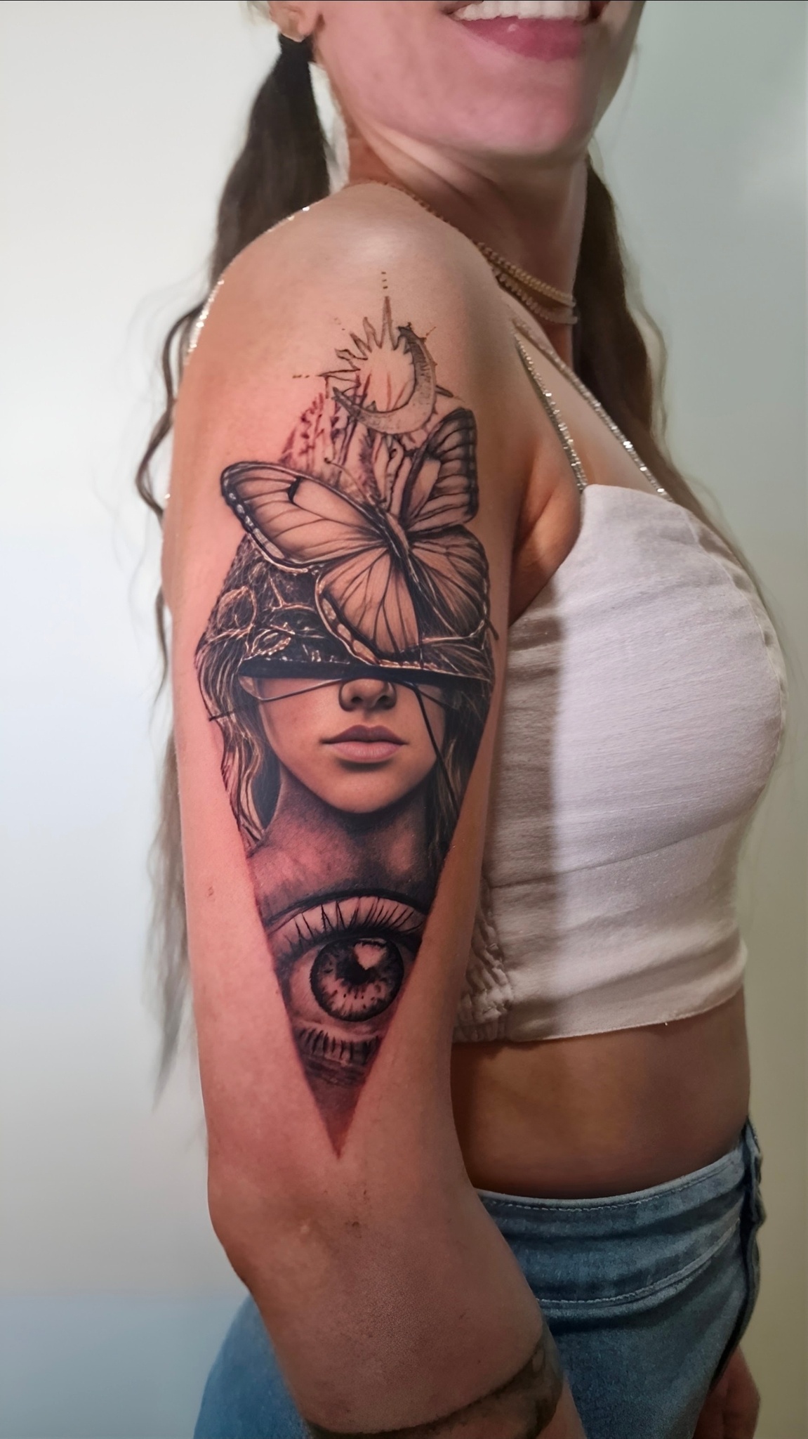 Tatuaggio realistico con volto farfalla e occhio completo su braccio