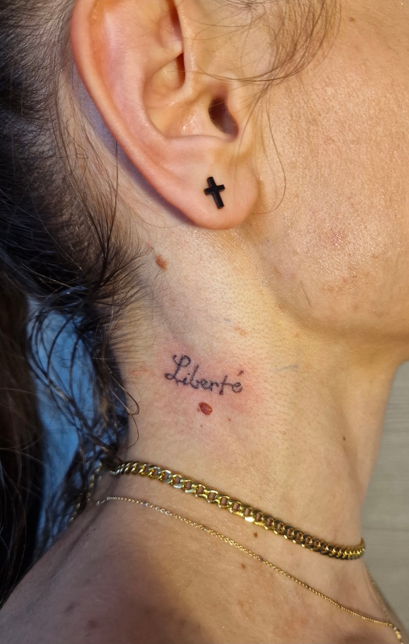 Tatuaggio collo con scritta Liberté, tatuaggio artistico Yatri