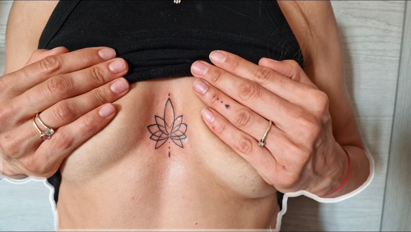 Tatuaggio fiore di loto sul petto, lavoro di Yatri Arte