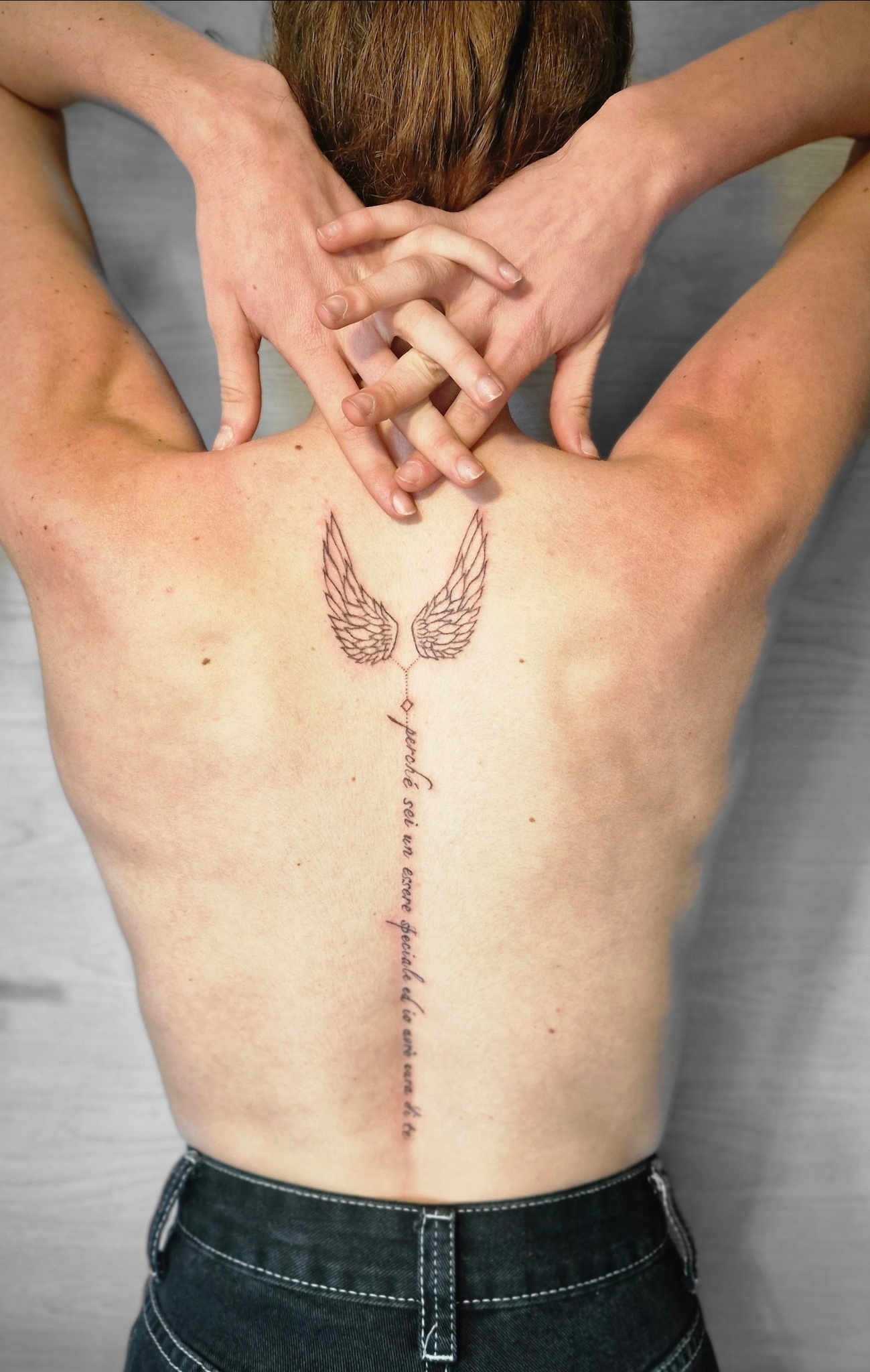 Tatuaggio schiena con ali e scritta, arte personalizzata Yatri