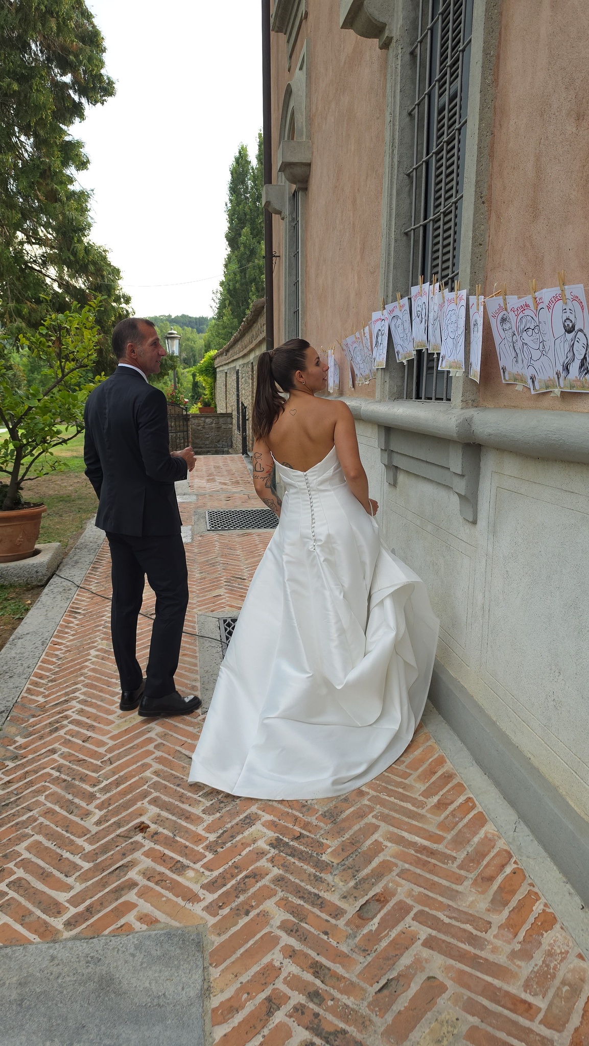 Yatri Arte con il cavalletto in giardino pronto per il matrimonio