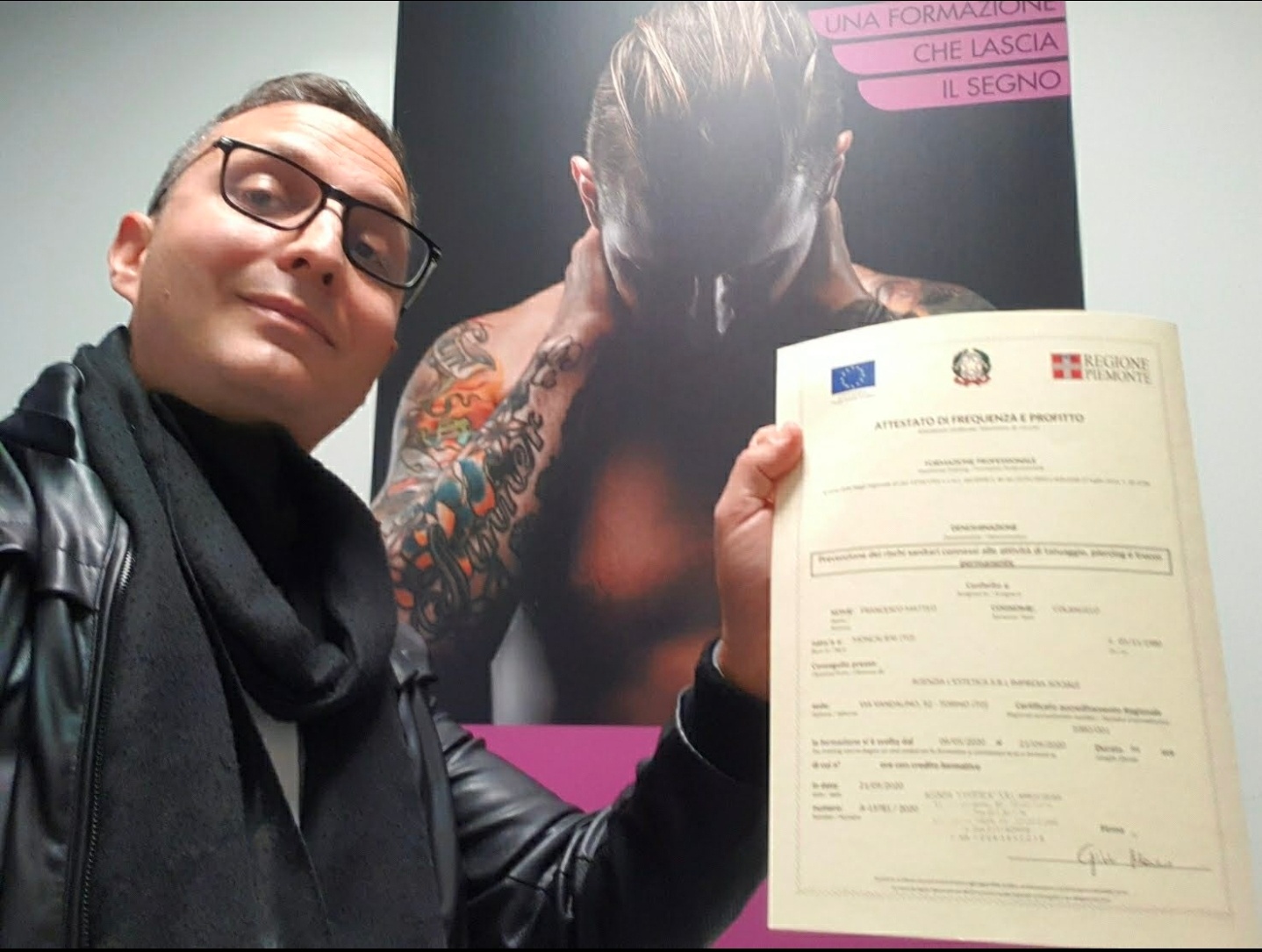 Yatri con attestato di formazione tatuaggio artistico