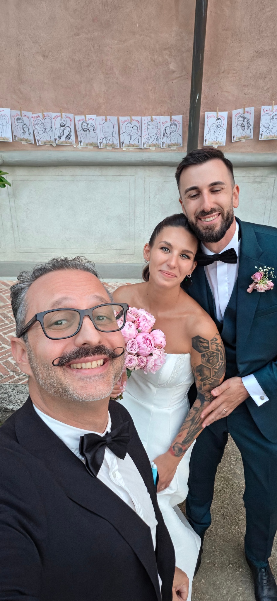 Yatri Arte selfie con gli sposi e le caricature degli ospiti