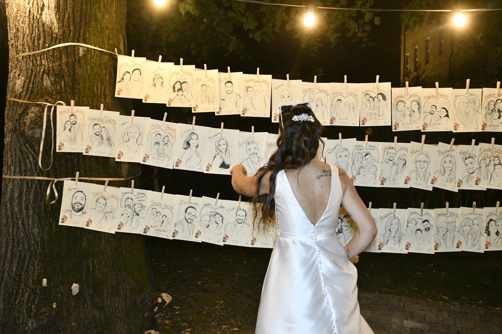 La sposa scopre le caricature di tutti gli ospiti realizzate da Yatri Arte