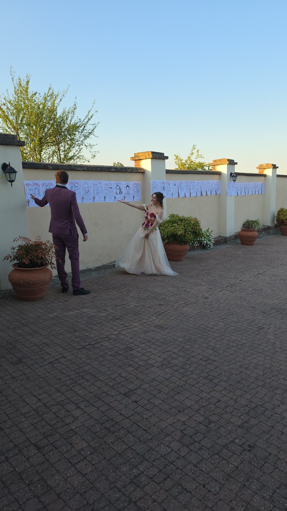 La sposa mostra la parete di ritratti di Yatri Arte al matrimonio
