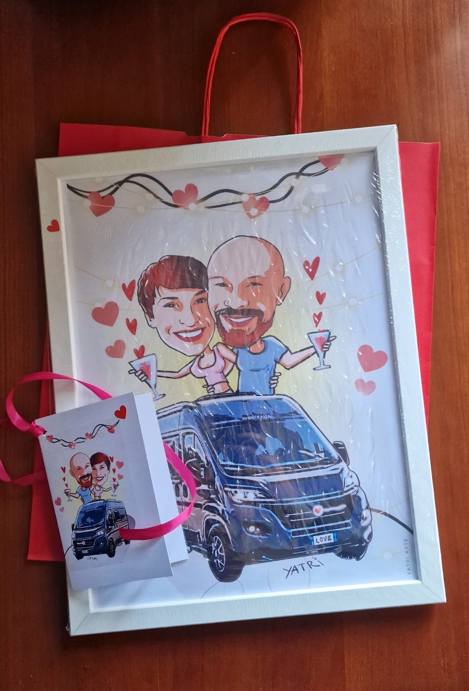 Caricatura di coppia in auto incorniciata con biglietto d'auguri