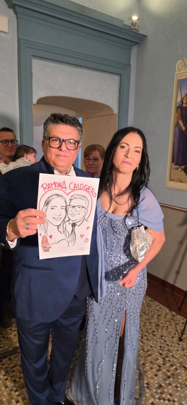Coppia di invitati con la caricatura