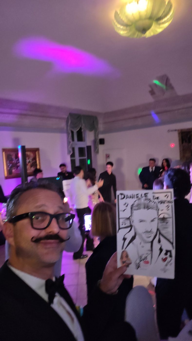 Ragazzo con il ritratto disegnato da Yatri – ritrattista per compleanni a Torino