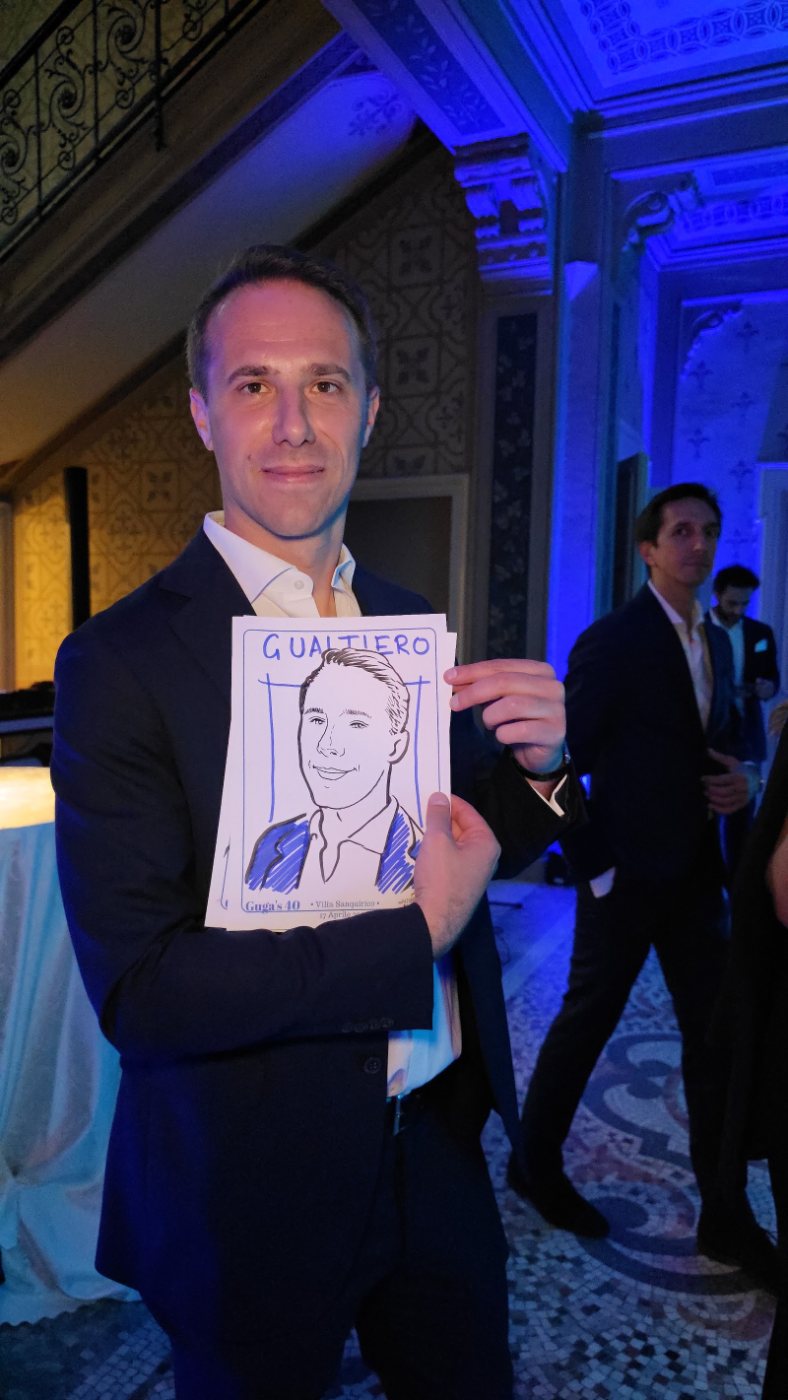 Il festeggiato dei 40 anni con il ritratto dal vivo disegnato da Yatri