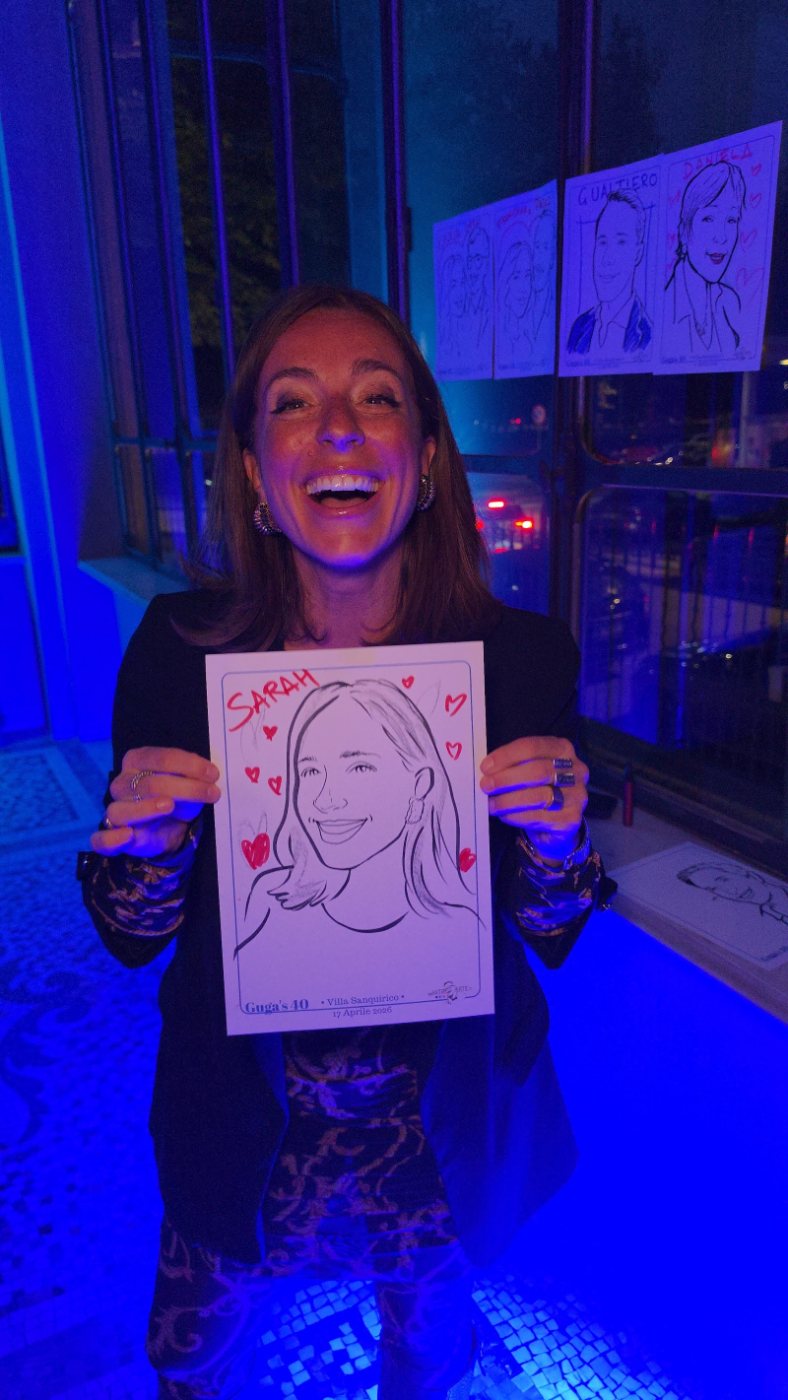 Invitata sorridente con il ritratto – ritrattista per compleanni a Torino
