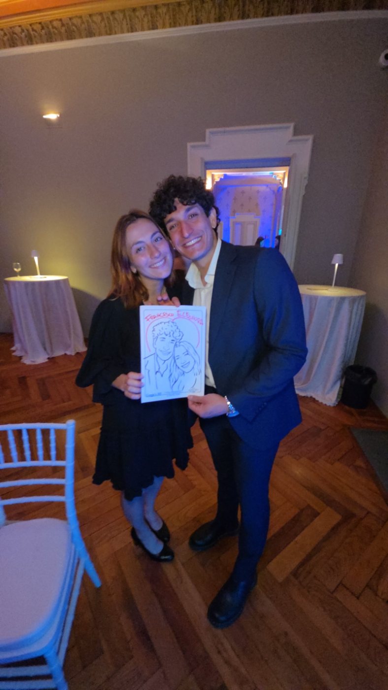 Coppia con il ritratto alla festa – ritrattista per compleanni a Torino