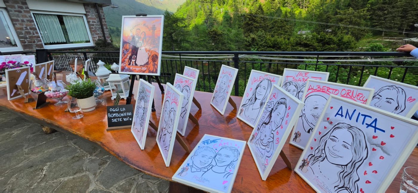 Tavolo delle bomboniere con i ritratti degli invitati