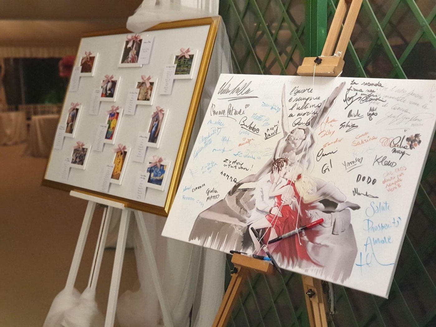 Tableau con le dediche e piano dei tavoli su cavalletti