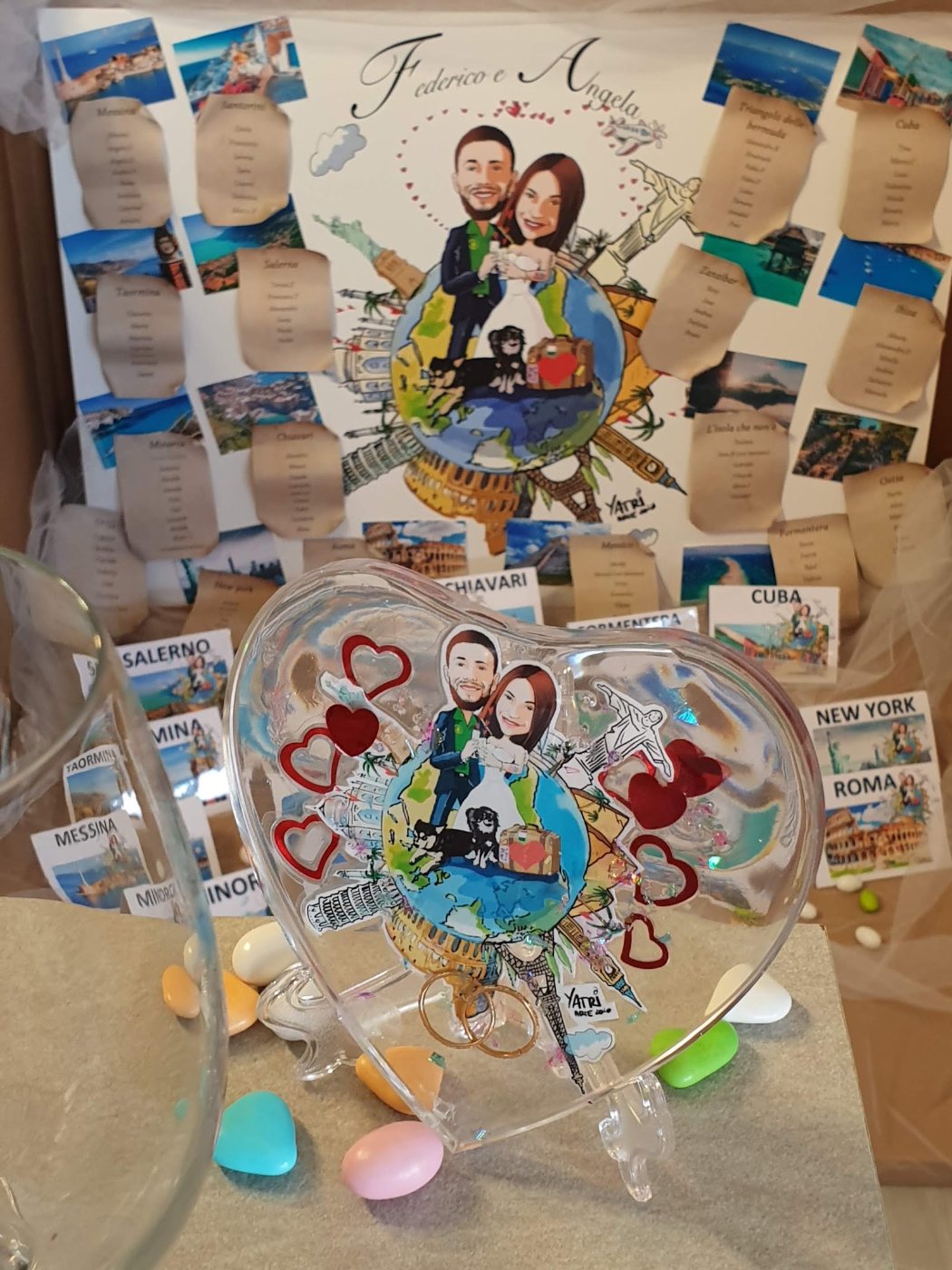 Tableau de mariage con caricatura degli sposi creato da Yatri Arte