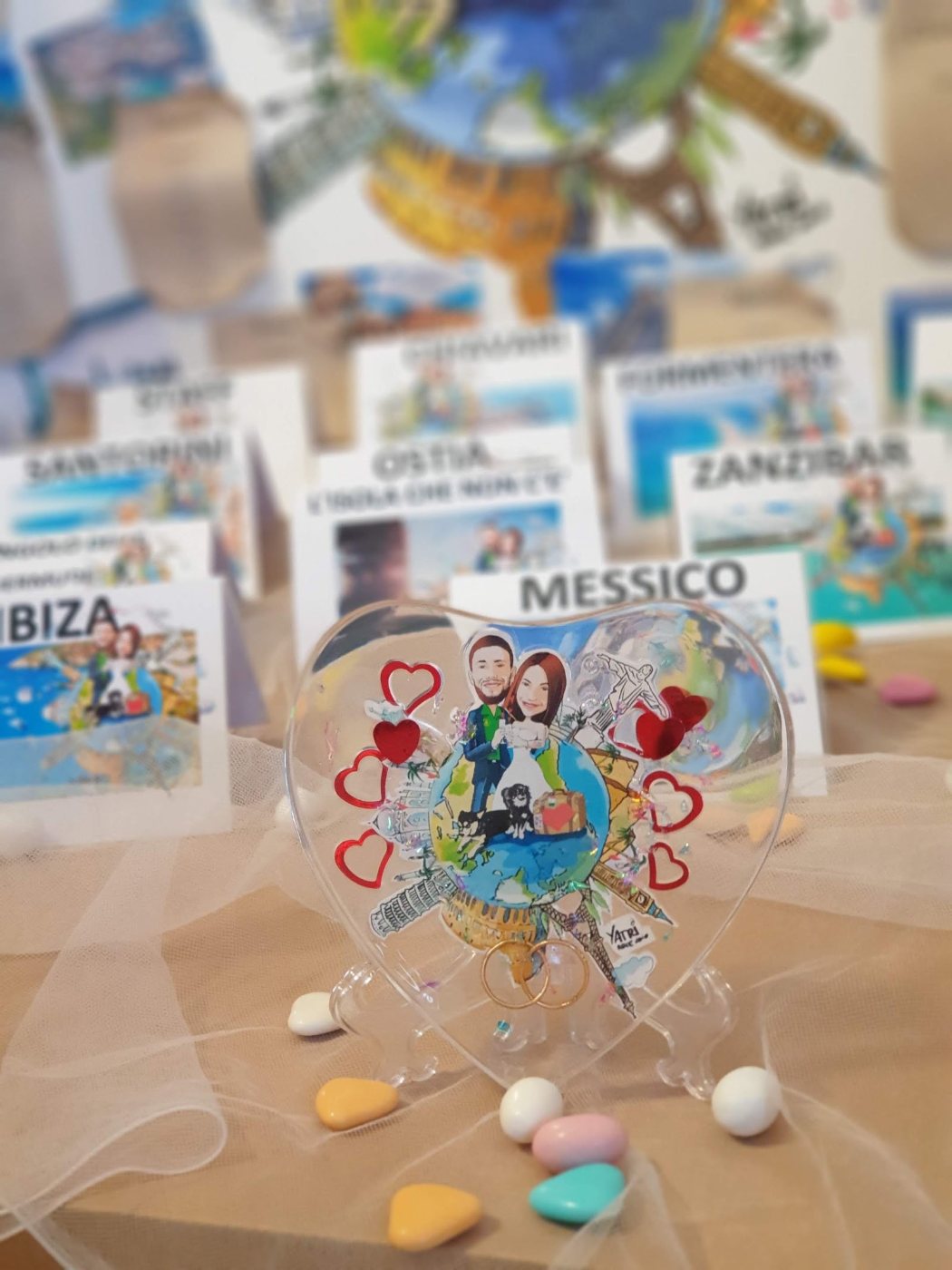Cuore trasparente con caricatura degli sposi e segnaposto Messico e Ibiza
