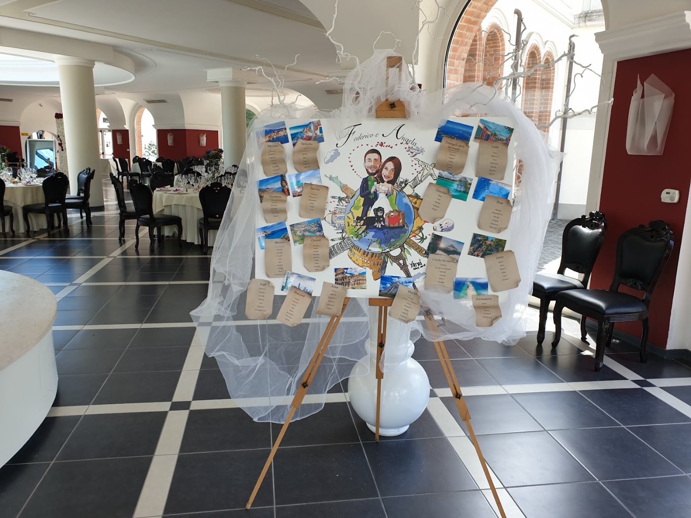 Tableau de mariage allestito nella sala del ricevimento