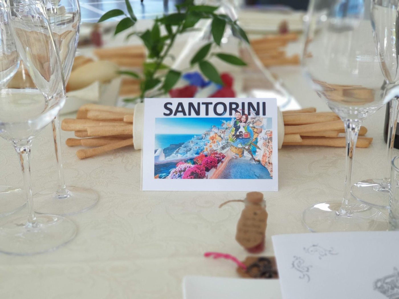Segnaposto Santorini sul tavolo del ricevimento