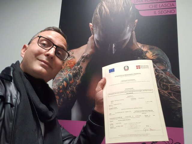 Francesco Colangelo con l’attestato di formazione per la prevenzione dei rischi sanitari nelle attività di tatuaggio
