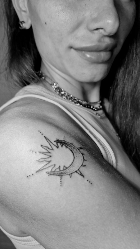 Sole e luna sulla spalla — tatuaggio realizzato da Yatri