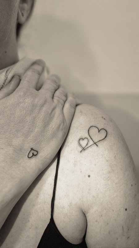 Piccoli cuori, un ricordo condiviso — tatuaggio realizzato da Yatri