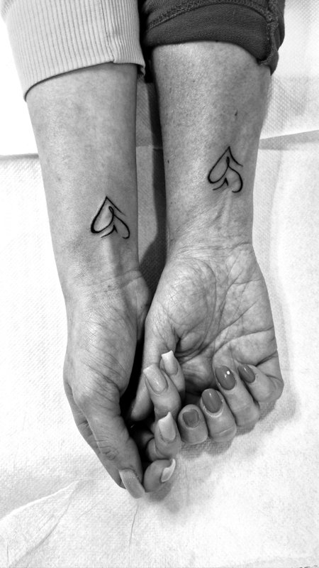 Cuori coordinati sui polsi — tatuaggio realizzato da Yatri