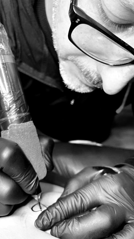 Yatri al lavoro su un piccolo tatuaggio — tatuaggio realizzato da Yatri