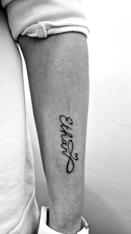 Una scritta personale con cuore e infinito — tatuaggio realizzato da Yatri