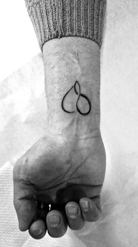 Un piccolo simbolo sul polso — tatuaggio realizzato da Yatri