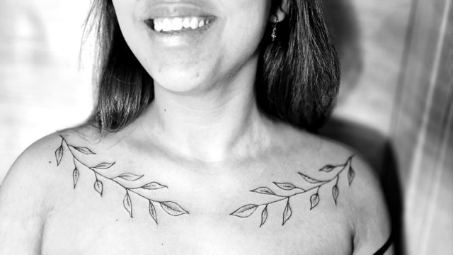 Rami botanici sulle clavicole — tatuaggio realizzato da Yatri