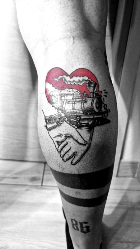 Un progetto con locomotiva, cuore e mani — tatuaggio realizzato da Yatri