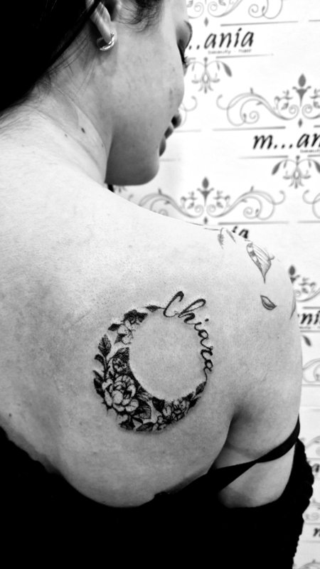 Composizione floreale con nome — tatuaggio realizzato da Yatri