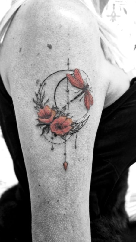 Luna, fiori e libellula — tatuaggio realizzato da Yatri