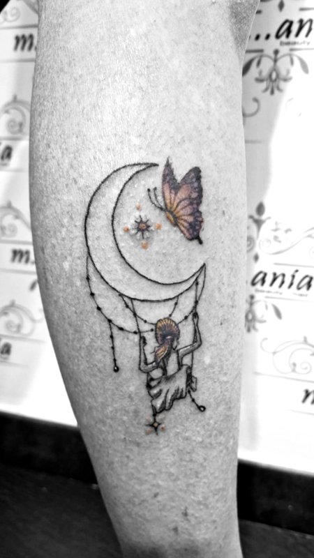Luna, farfalla e figura sull’altalena — tatuaggio realizzato da Yatri