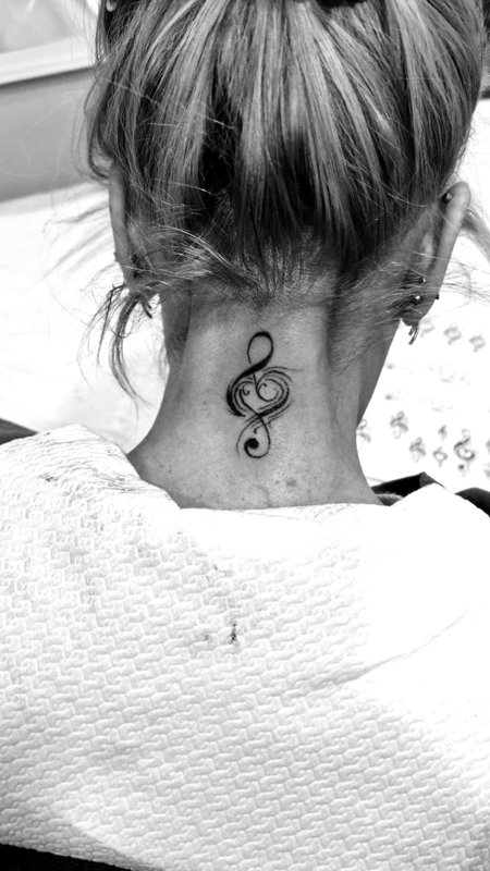 Chiave di violino sulla nuca — tatuaggio realizzato da Yatri