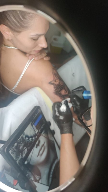 Un momento di lavoro in studio — tatuaggio realizzato da Yatri