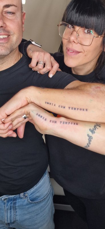 Omnia cum tempore: una frase da condividere — tatuaggio realizzato da Yatri