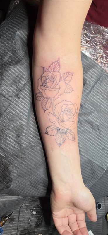 Stencil floreale preparato sulla pelle — tatuaggio realizzato da Yatri